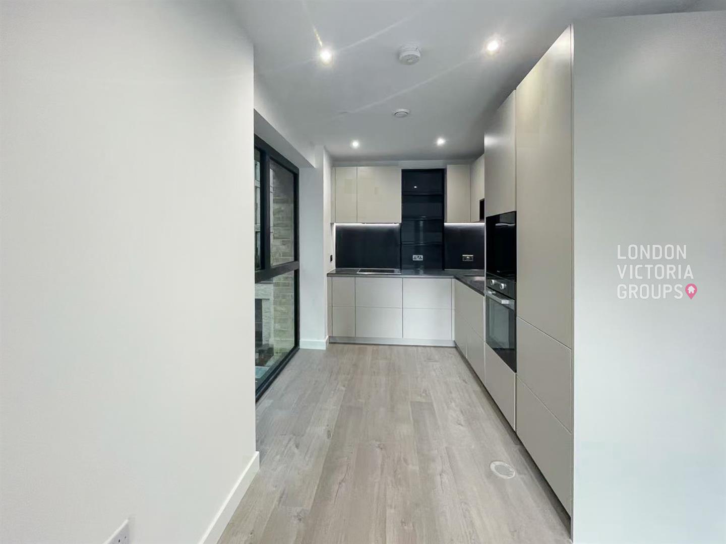 1 bed property in Damsel Grove, London